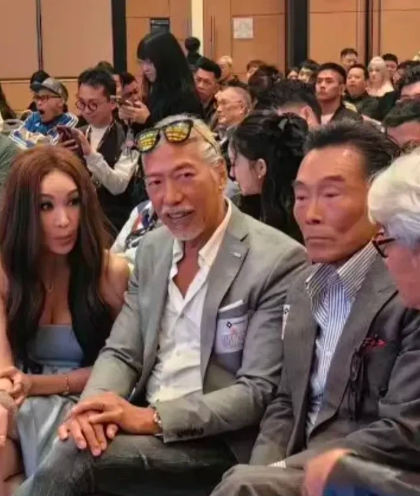 我有种预感温碧霞就是到了70岁，也依旧是万年不变的大中分长发，还有露个肩膀头子