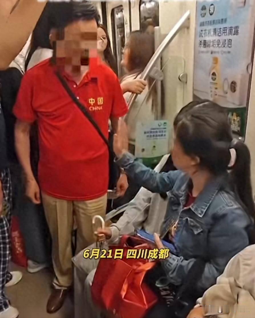 红衣大爷火出成都了他这场地铁闹剧，那身打扮，配上那副倚老卖老的蛮横样子，简直
