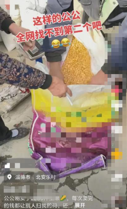 近日，山东淄博，一名女子下班回家，看到公公在卖玉米。女子卷起袖子就要去搭把手，谁