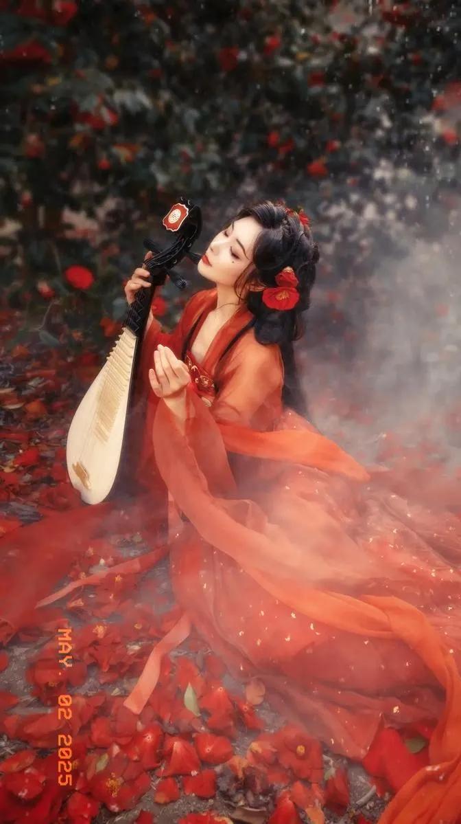 花妖出自聊斋，有一个书生长年在山中读书，有2名花妖被他读书声所引，化为人形与书生