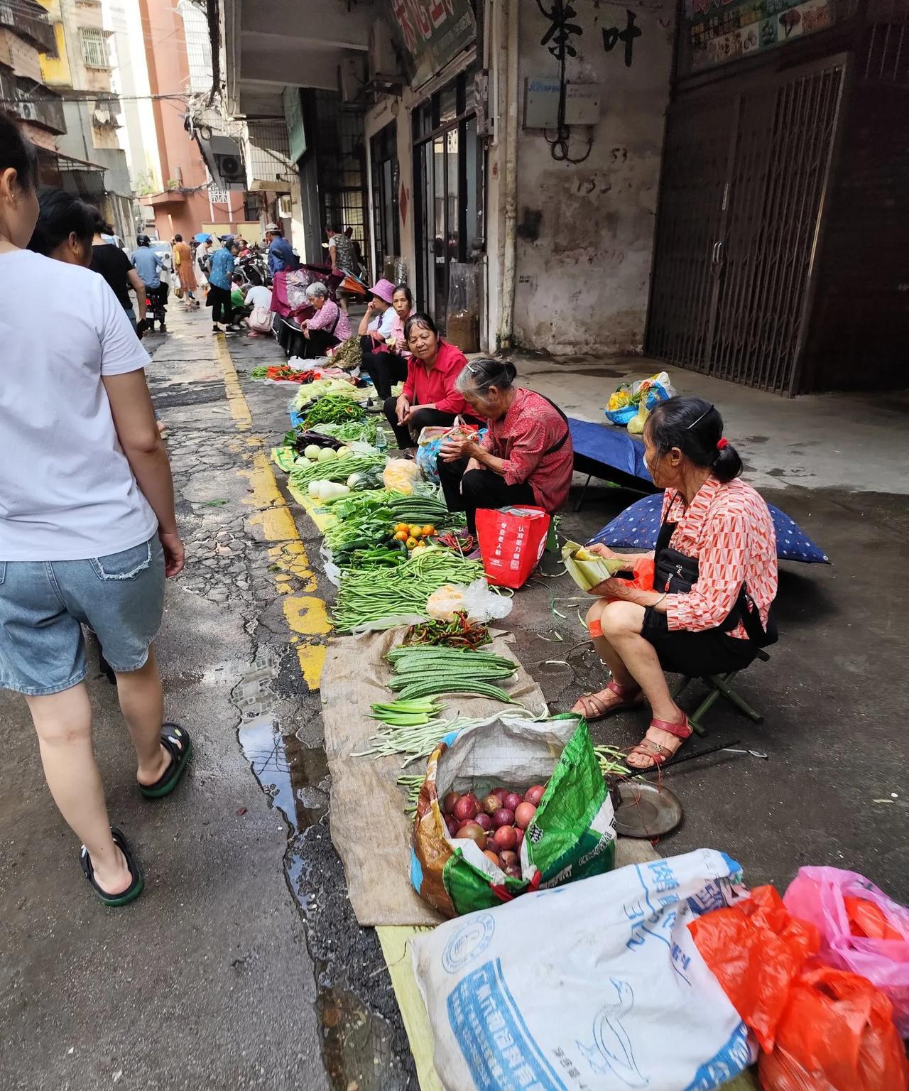 看到城里街边卖菜的大爷大妈，突然有感：城里五六十岁退休常言“老啦”，可农村七八