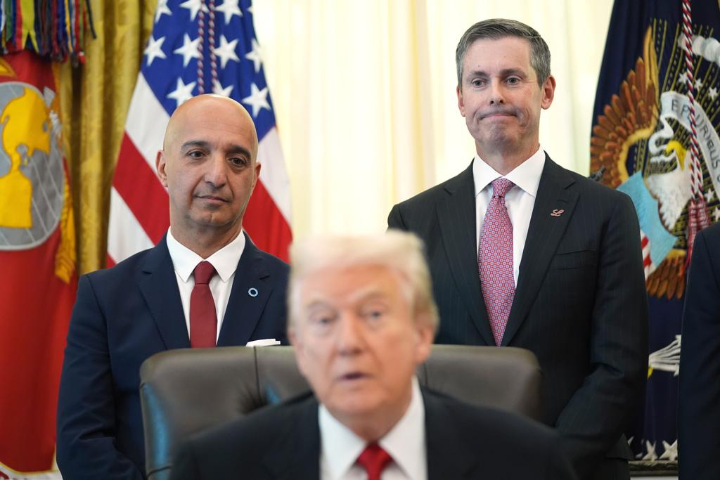 特朗普减肥药发布会现场上演“昏倒闹剧”！懂王“神药大业”还撑得住吗？周四在