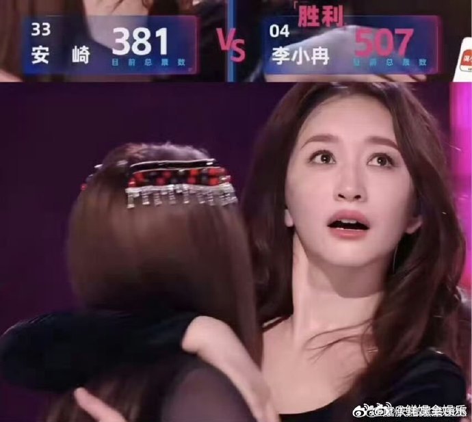 李小冉姐姐们憋到尿要爆了谢娜在旁边都看呆了，估计也没想到李小冉这么勇。