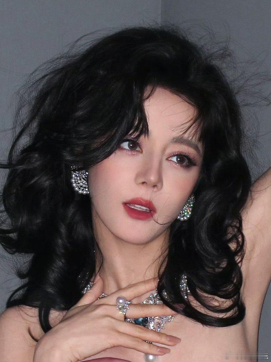 玫瑰与黑色在迪丽热巴的后背实现红与黑的浓烈碰撞由热巴构思的反戴的珍珠项链点缀方案