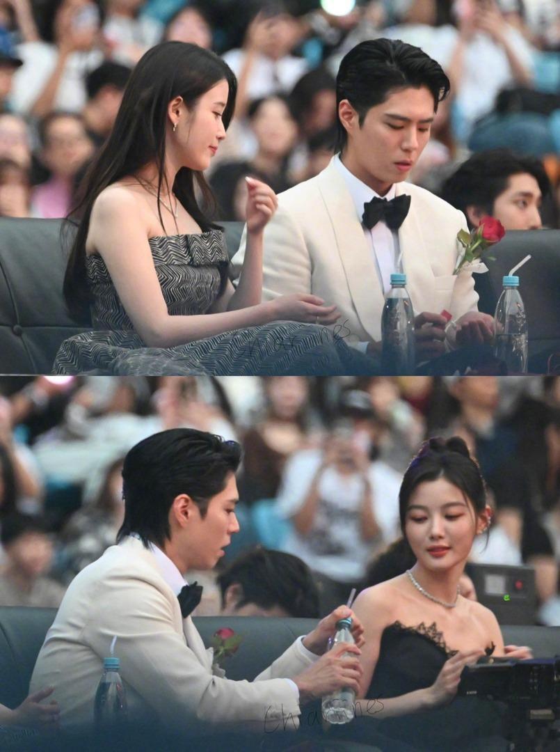 IU朴宝剑坐一起宝剑好忙啊……