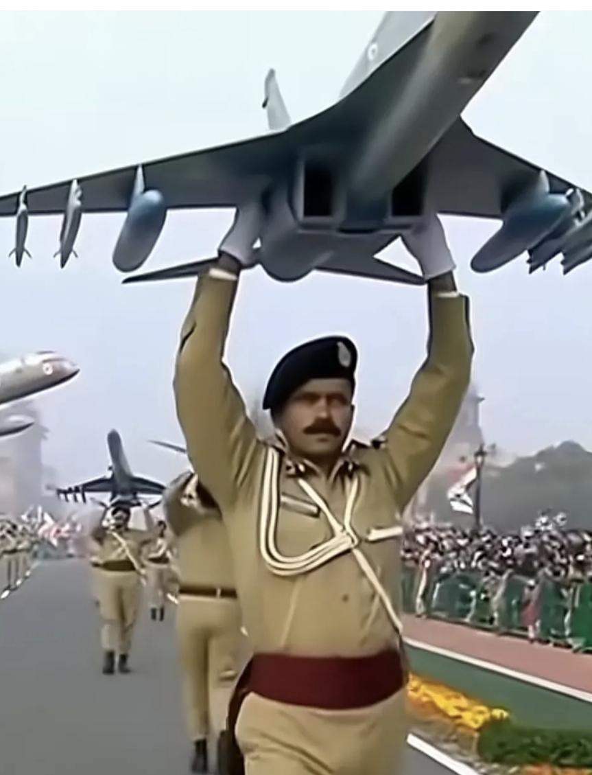 论阅兵整活，还得是印度啊！老鹰立在士兵肩头昂首挺胸，狗子迈着整齐步伐跟方阵同行，