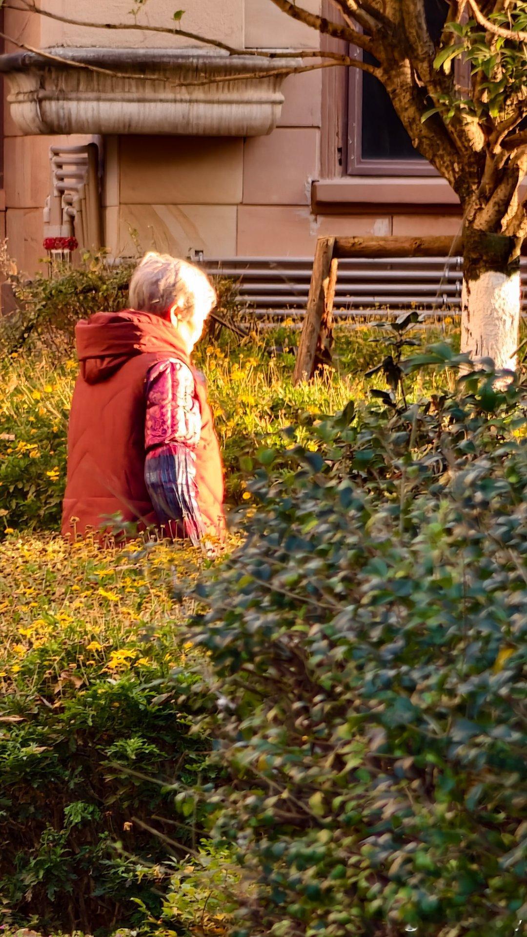 刚做了一件事，不知道做的对不对。一个普通话都说不清的老大娘在打电话，过来让我帮他