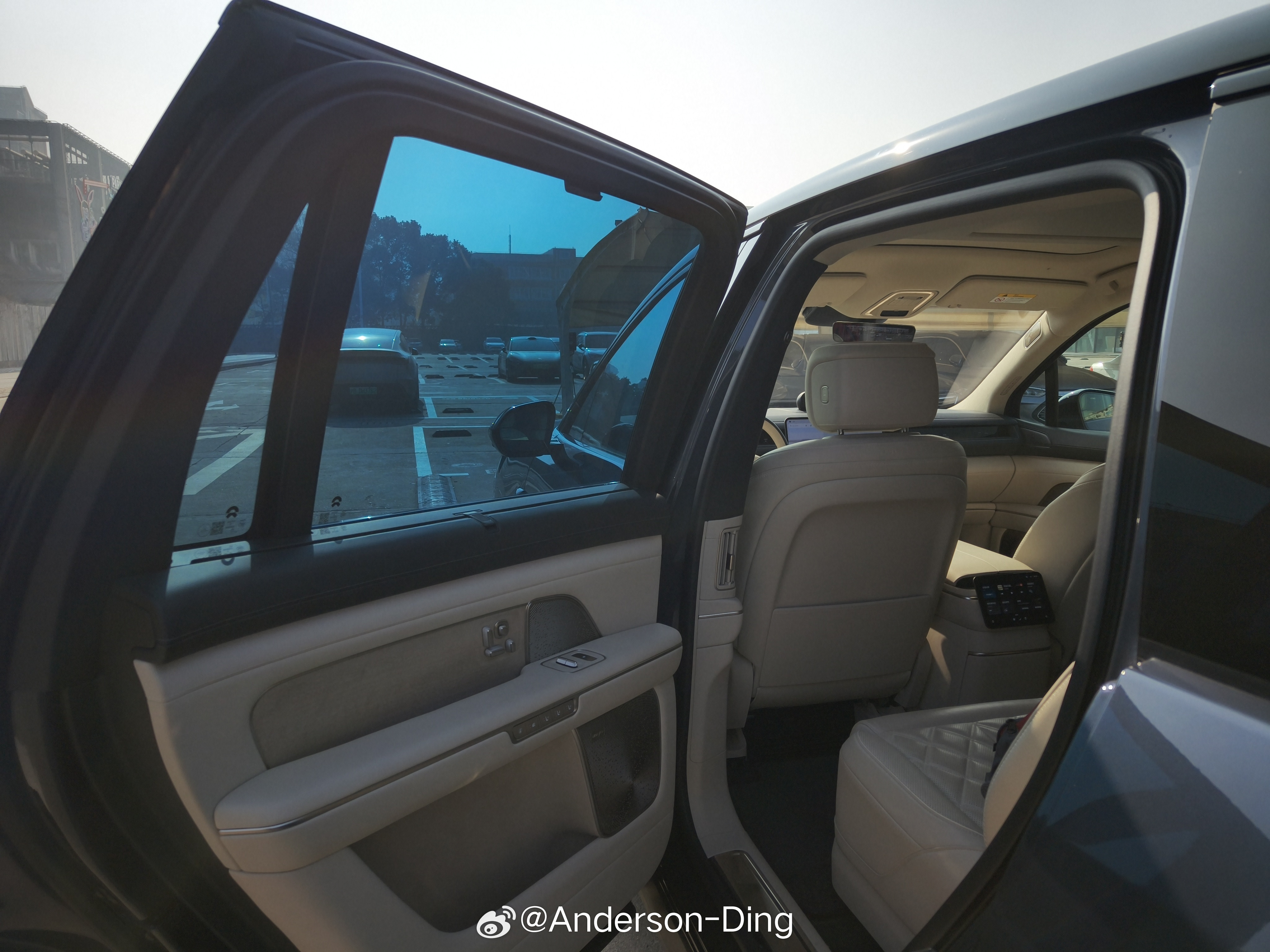 开完V12奔驰开蔚来ES8，感觉要变成羽毛哥了