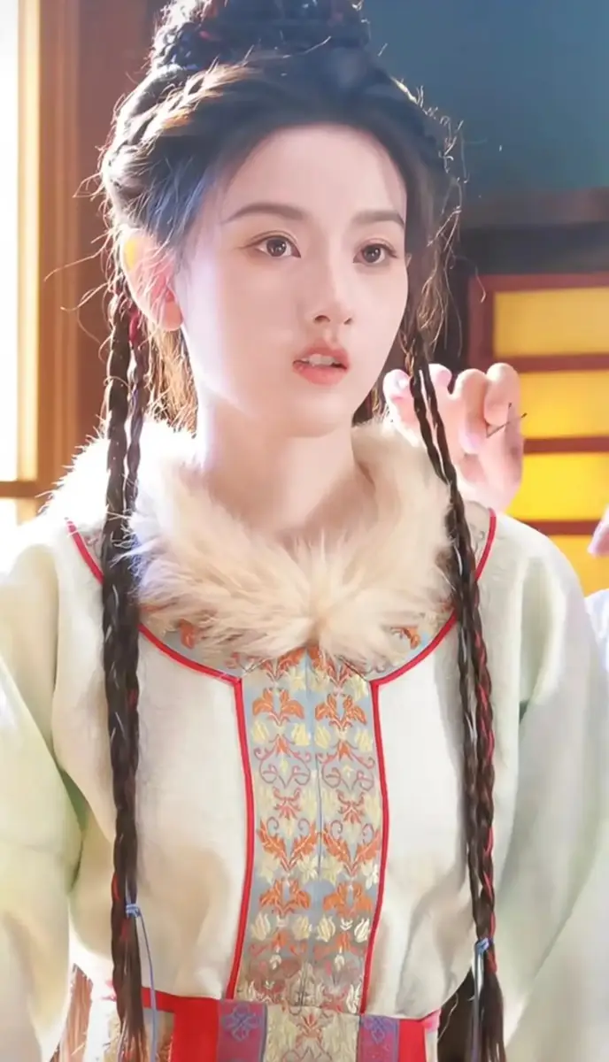 宋祖儿化身异域少女灵动温柔垂眸浅笑美丽大方