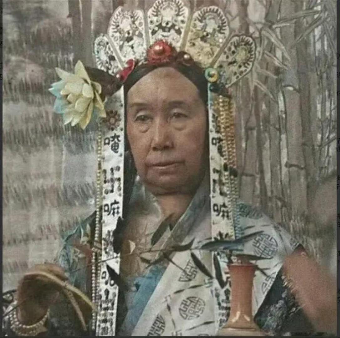 老照片图1是慈禧六十大寿，命洋人拍摄的真实照图2是有才的网友p图看得出来