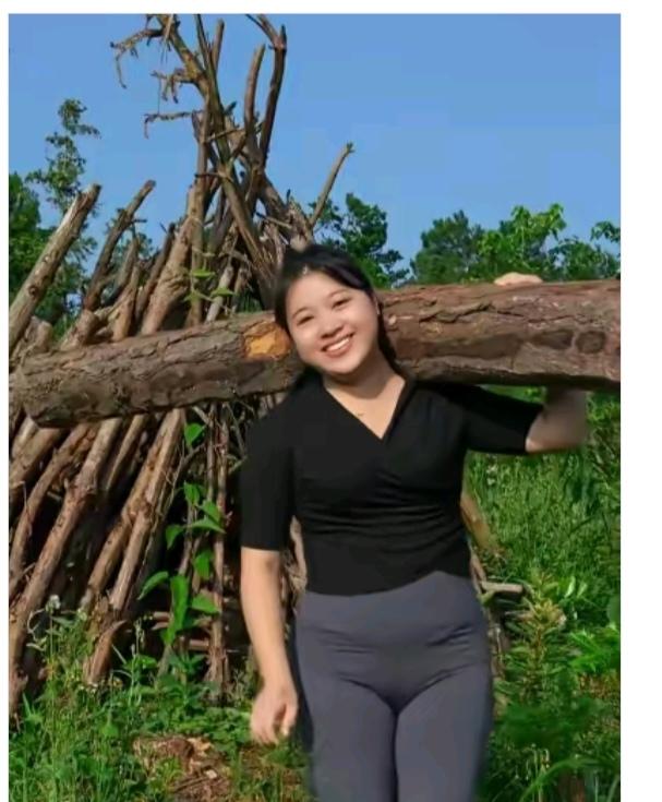 赞美女山区姑娘真给力；百斤大木肩上扛；为了自己的生活；拼命也得去劳动；