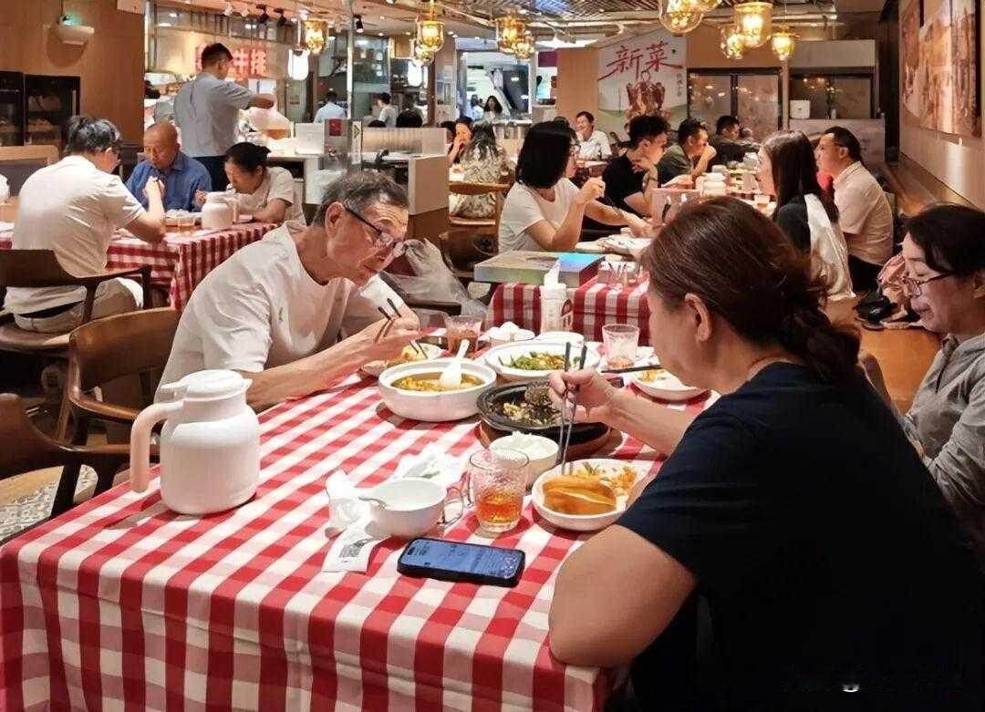 亏6亿关近半门店，西贝到底输在哪？最近不少普通家庭第一次打卡西贝，吃完吐槽扎