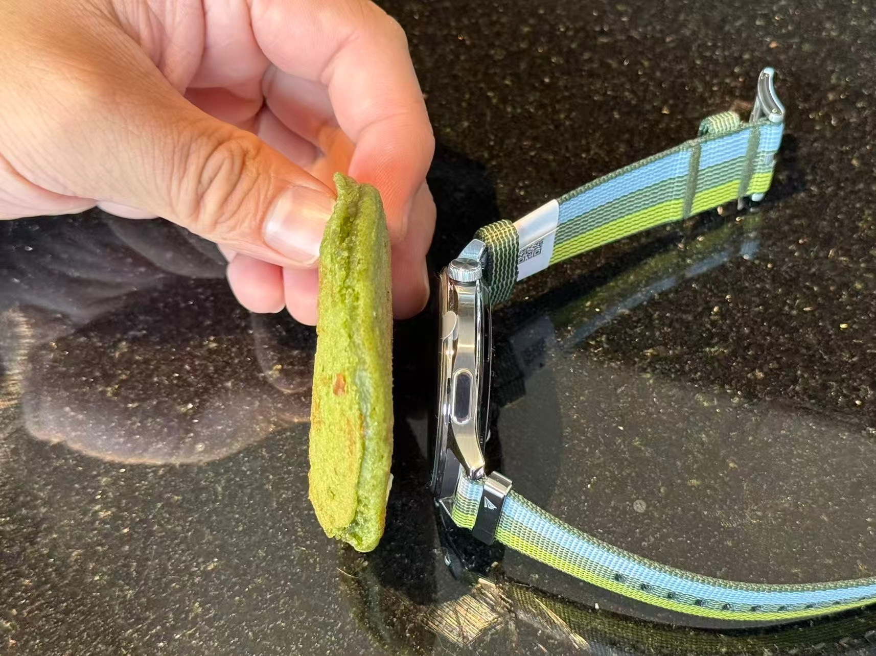 带大家抢先感受一下OPPOWatchS的厚度！比我早上吃的薄饼，还要更薄！O