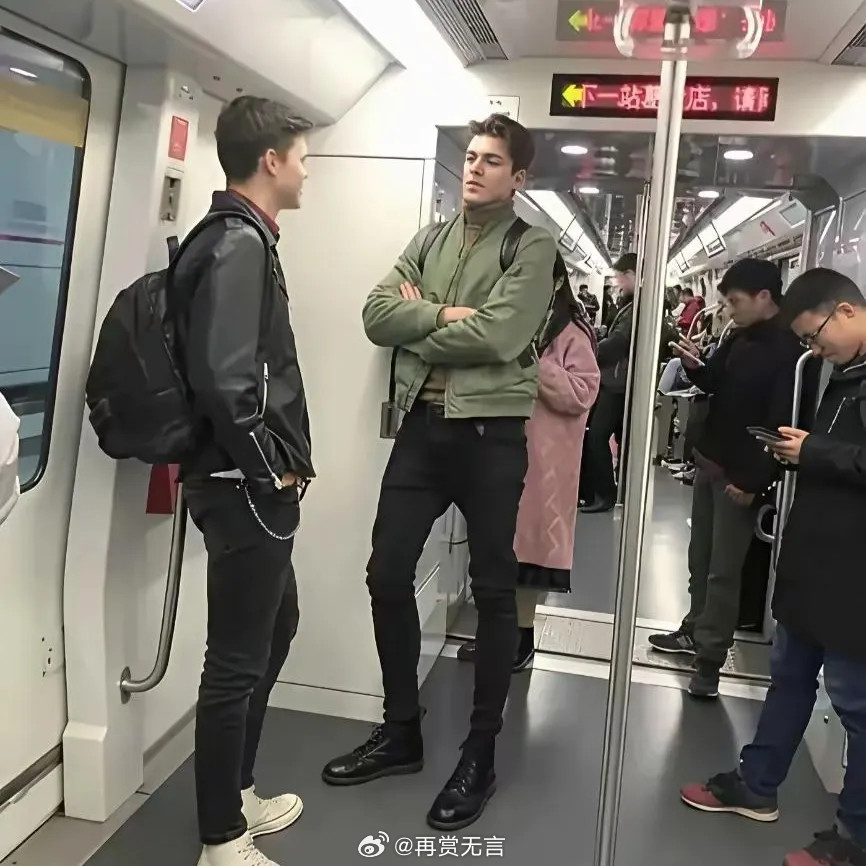 客观说，外国男人的身材比例，确实更符合大众审美。