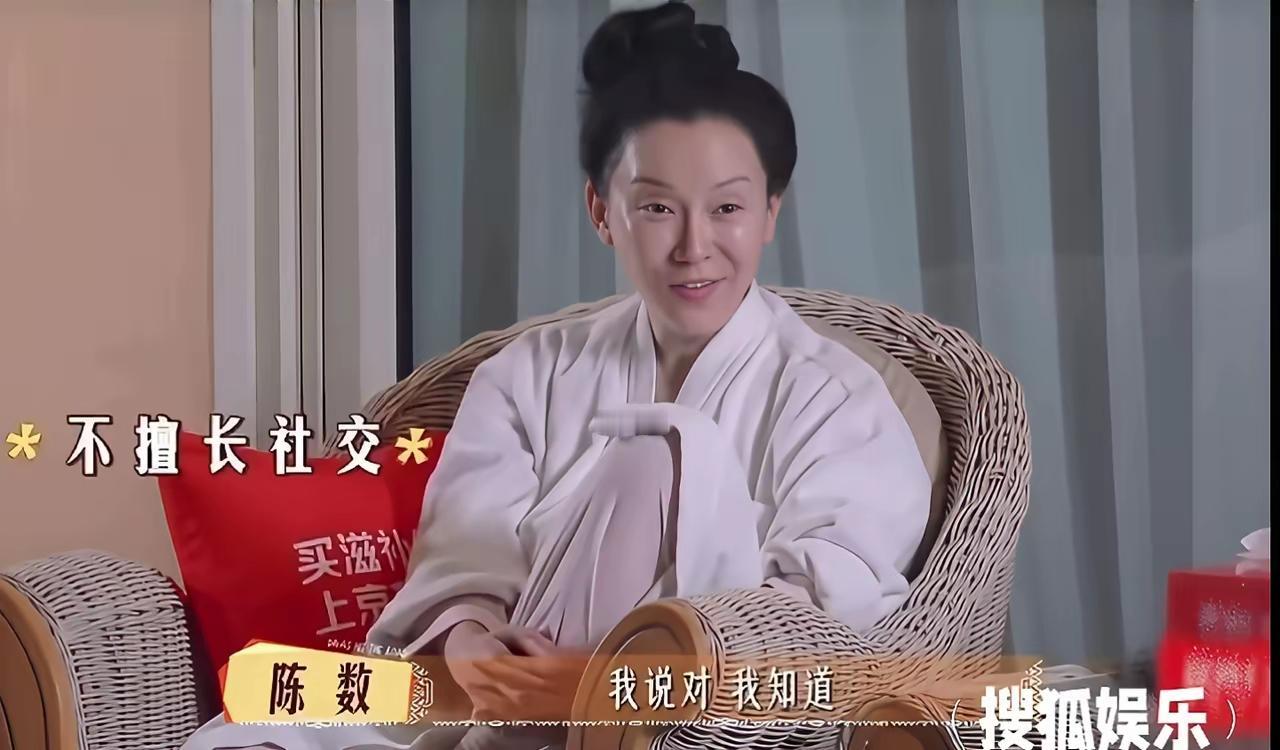 我天这不化妆怎么这么难看呢？这妆前妆后差距太大了吧？[笑着哭]你们能一眼看出