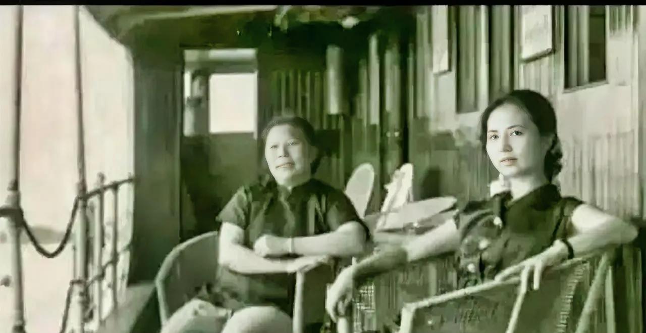 朱德元帅夫人康克清与陈毅元帅夫人张茜在一起