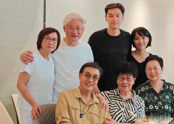 胡歌与妻子身穿黑衣情侣装亮相聚会，亲密合影引众人羡慕。