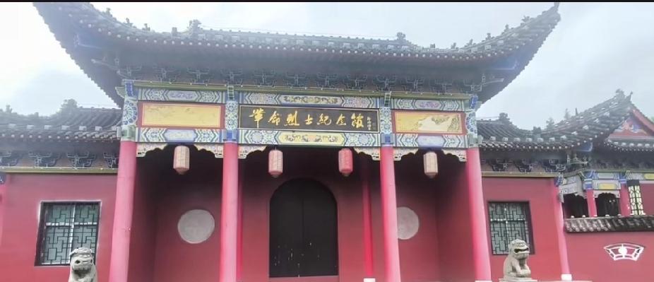 大门紧闭，参观祭拜需经过审批，缅怀英雄，只能通过院墙上的围栏看看。这样的烈士陵园