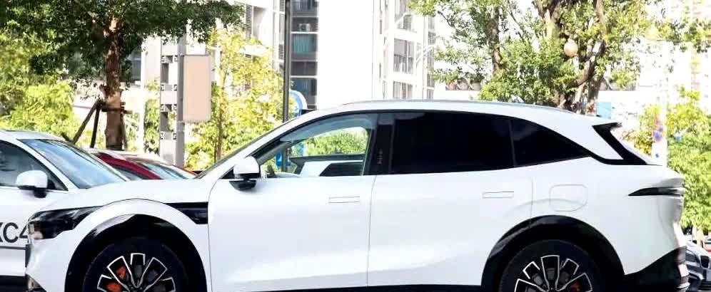 2025年买车必看！工信部三大新政曝光，这款‘装甲车’级神车安全到离谱！