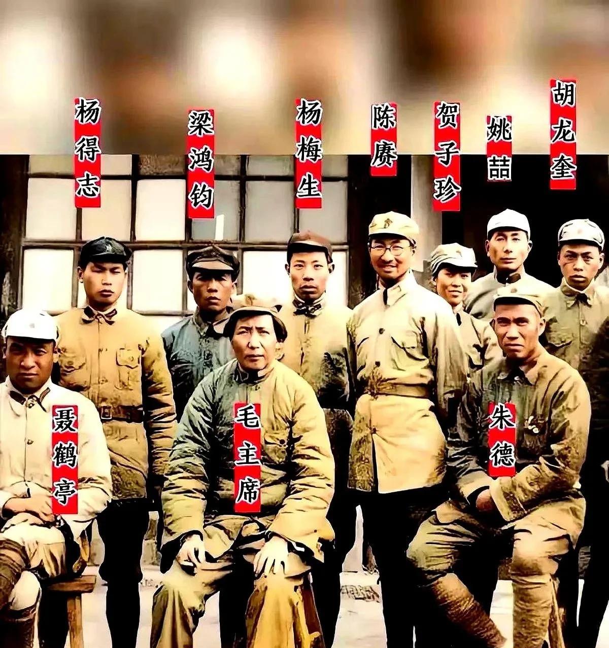 #分享一张让你难以忘怀的照片#1937年在延安窑洞前，毛泽东主席，朱德总司令和