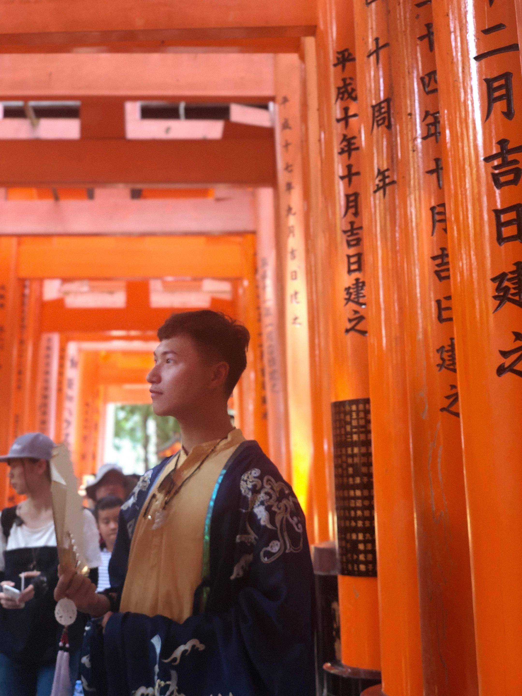 【汉服遇见日本】改变人生方向的一场旅行。京都伏见稻荷大社，虽然穿着极不...