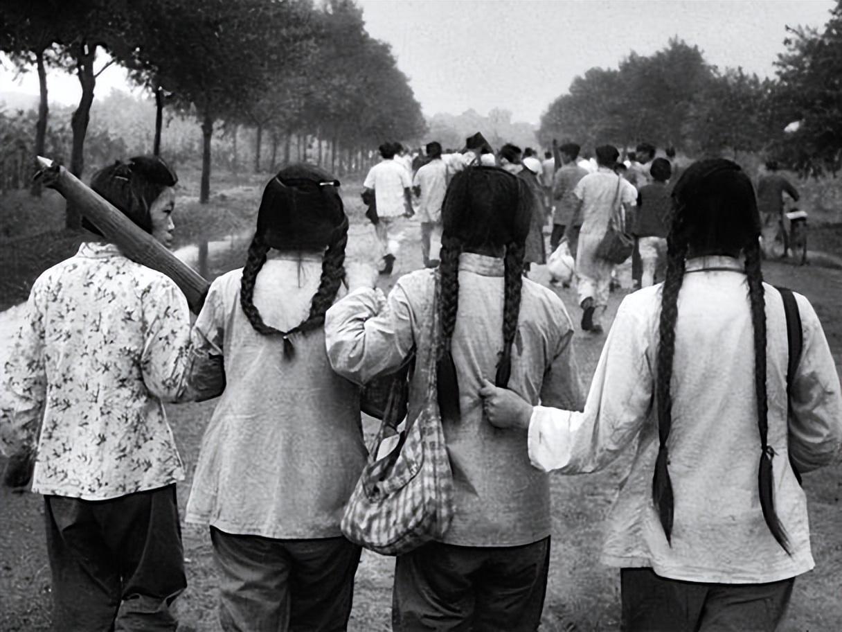 1950年7月底，一支包含20多名武汉籍女青年学生的南下工作队，在广西荔浦境内遭