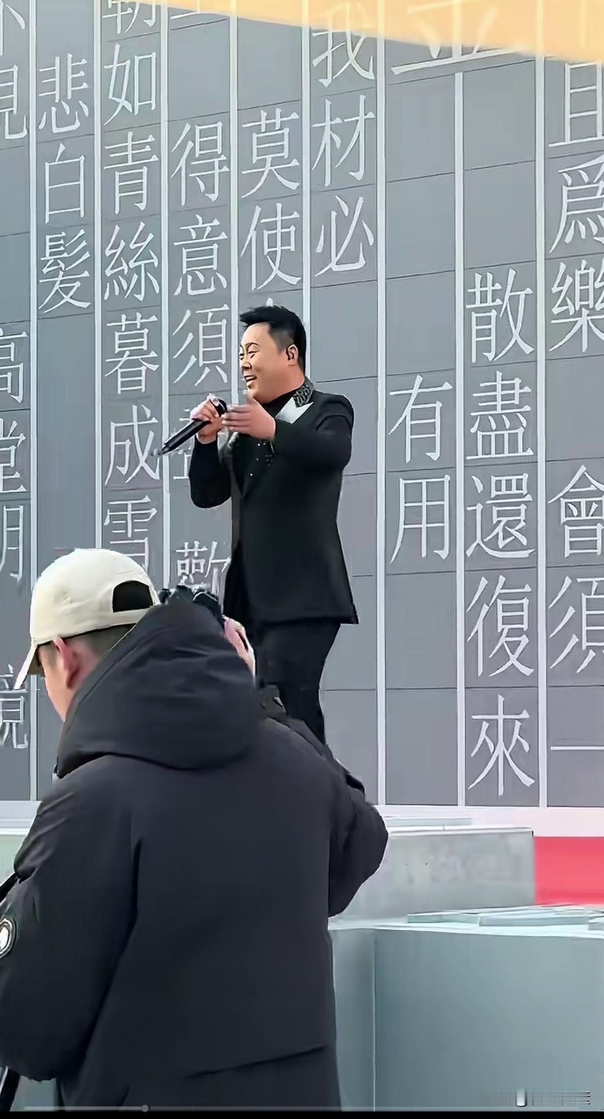 同样是星光大道走红，有人说刘大成的发展与气质，似乎要远远超过朱之文。也许他们