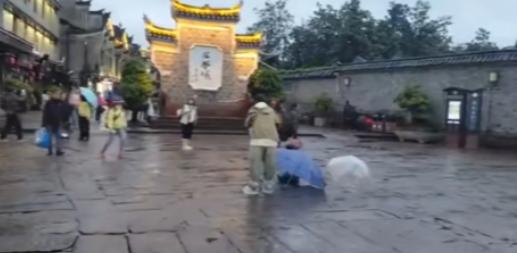 凤凰古城，你把中秋过成了“空城计”，这个中秋，凤凰古城用实力证明了一件事：什么叫