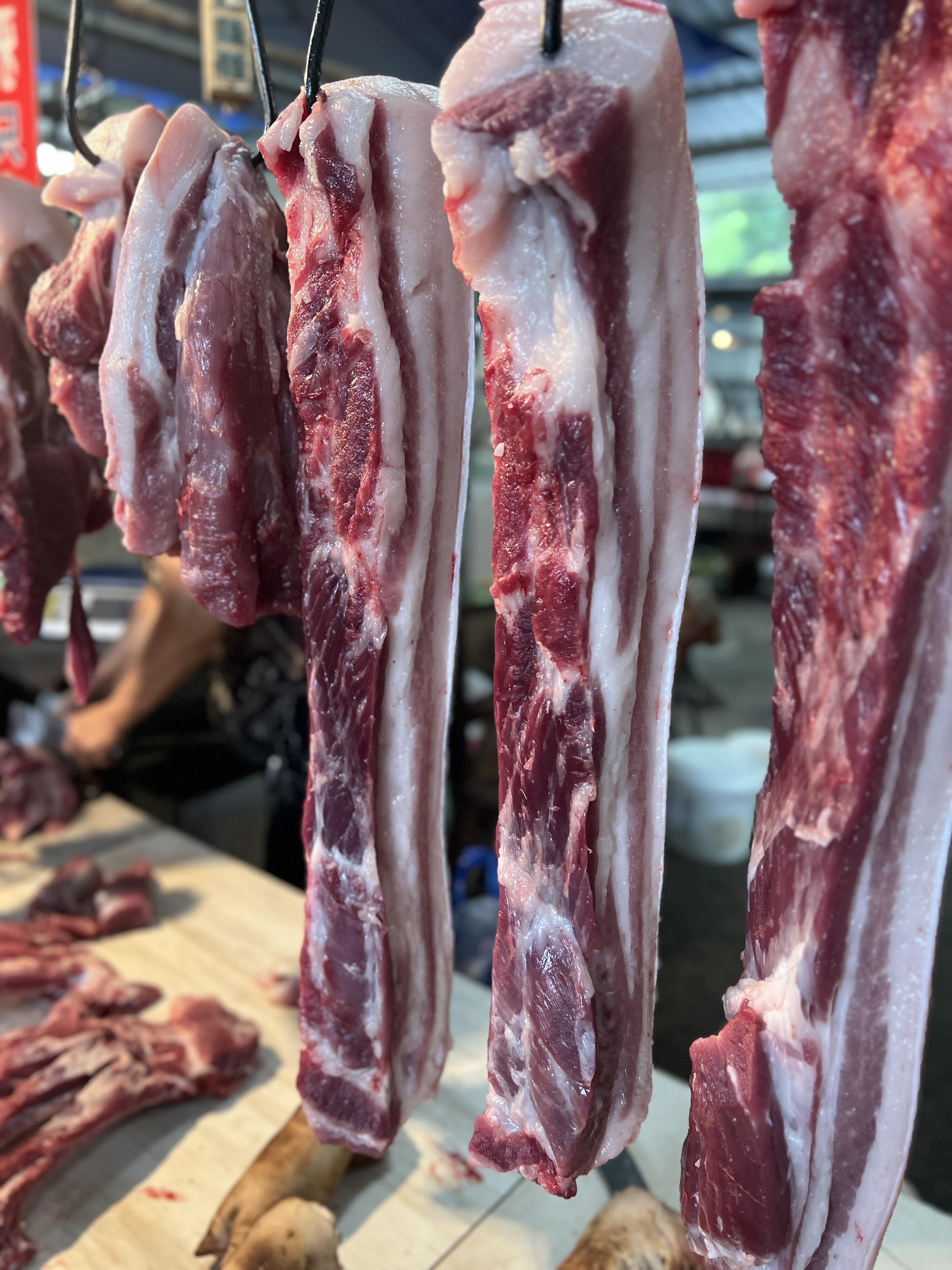 今早猪肉不错，新鲜猪杂要预留。​​​
