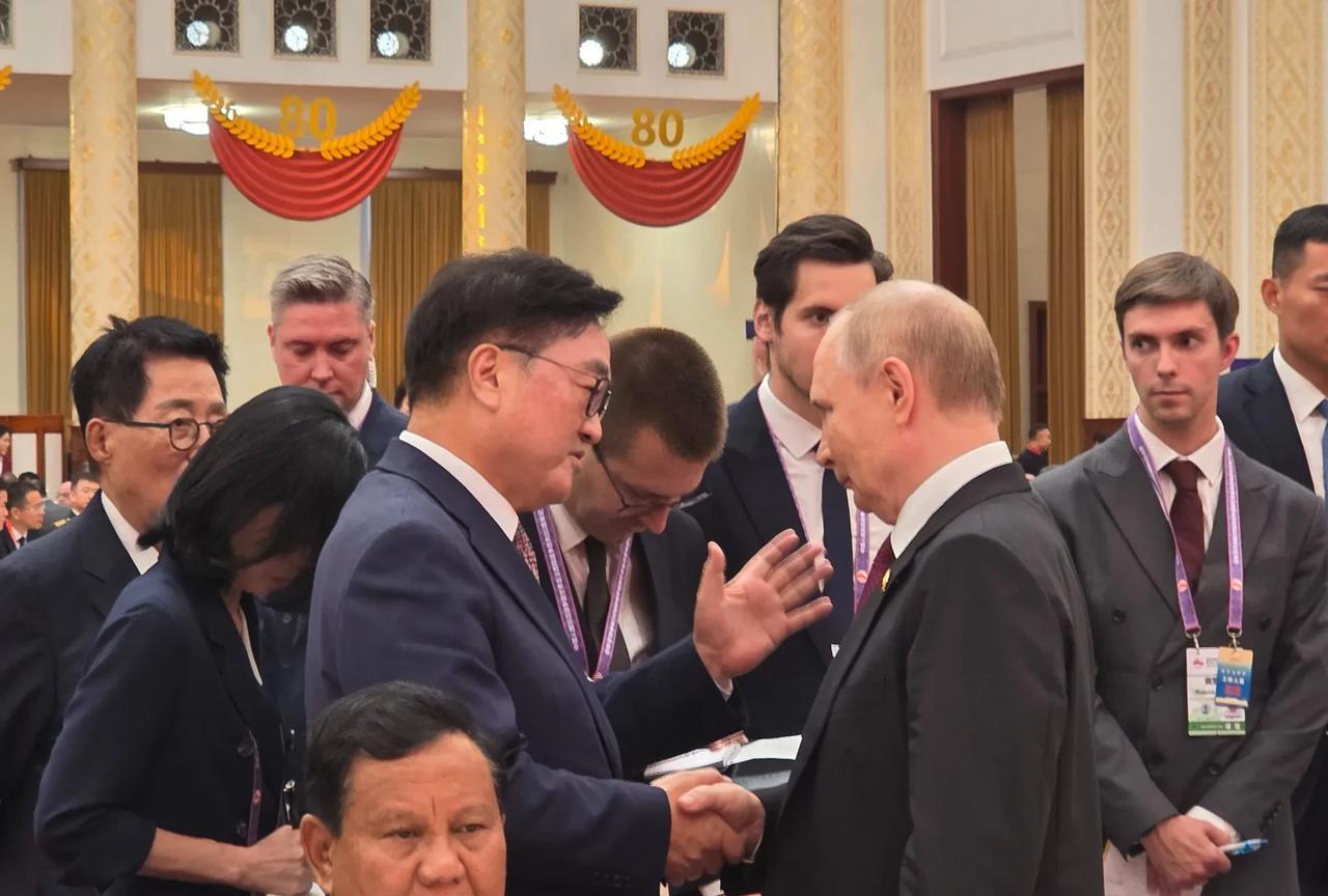 快讯：韩国国会议长禹元植与俄罗斯总统普京进行短时间交谈，就朝鲜半岛问题交换了看法