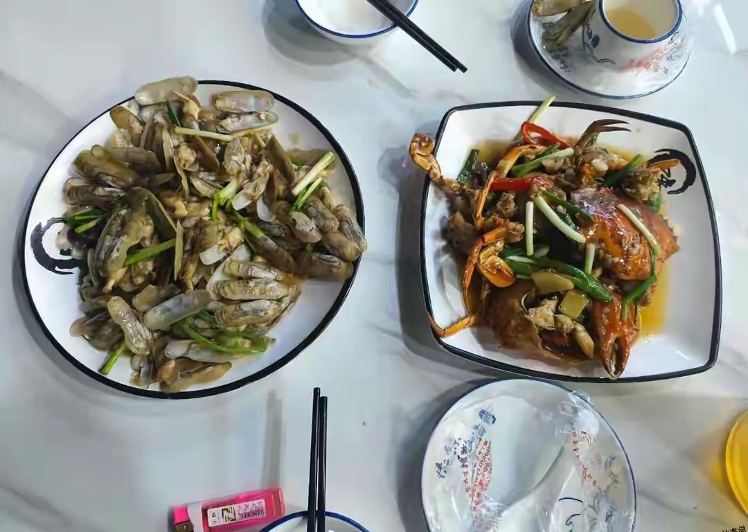 （镜头聚焦）国庆假期尾声，惠州大亚湾小径湾的海鲜餐厅里，杨先生对着661元的账单
