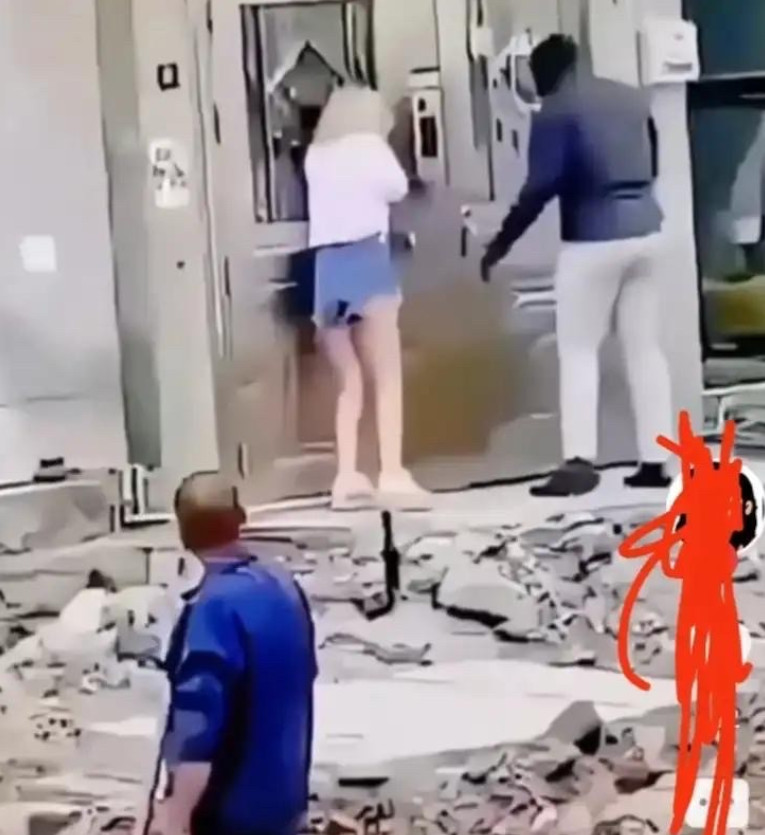 一中国女子和黑人男朋友出门，不知什么原因，两人在门口就争吵起来了，黑人男子二话没