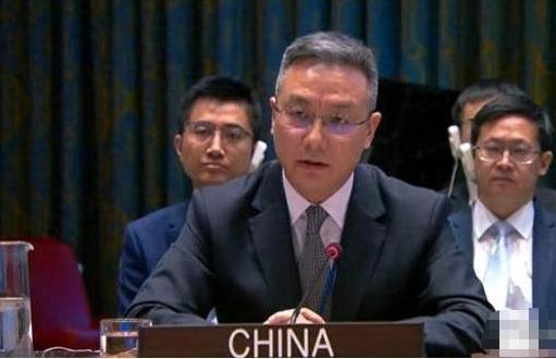 “反对！反对！反对！反对！反对！”中国五声铿锵有力的反对，响彻联合国安理会紧急