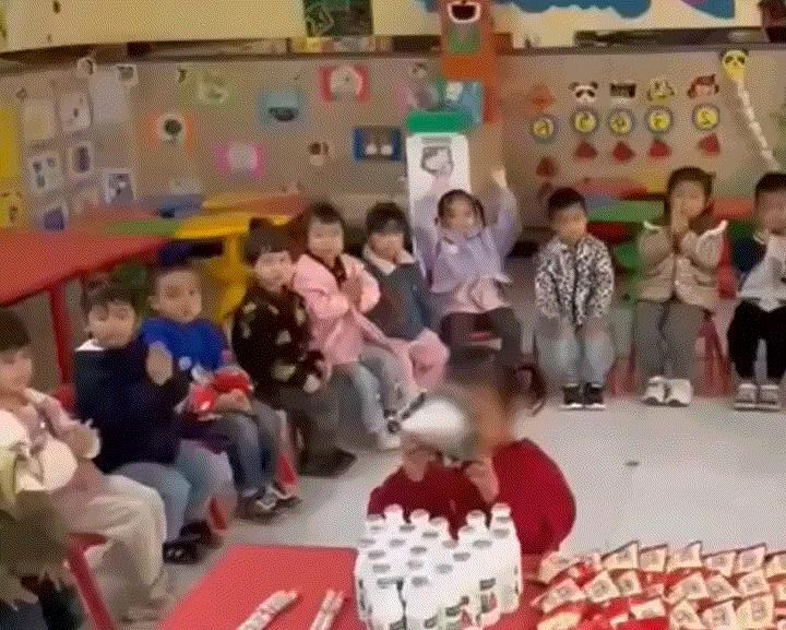 太过分了！新疆，一幼儿园给一名小女孩摆拍过生日视频，期间因为女孩没戴好生日帽，老