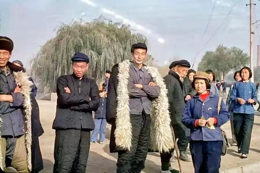 1964年，去大寨学习的公社干部。公知说那会儿人饿到吃土，这不像啊？