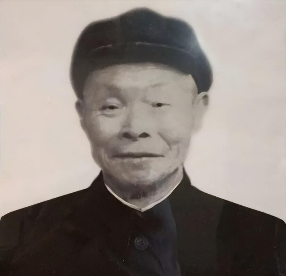 1956年北京召开的劳动模范大会上，周恩来悄悄告诉毛主席：我们的老班长今天也来了