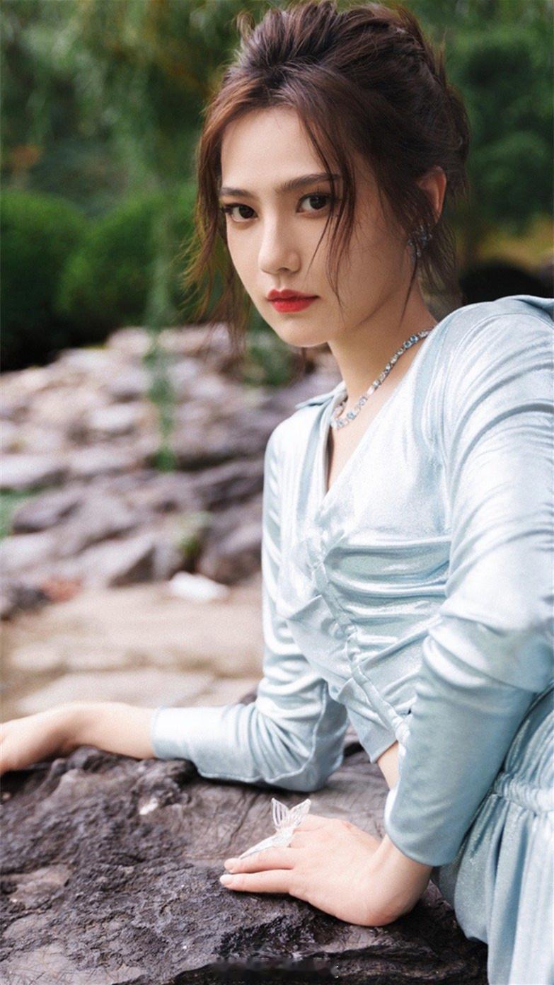 姜瑶柔美姿态写真