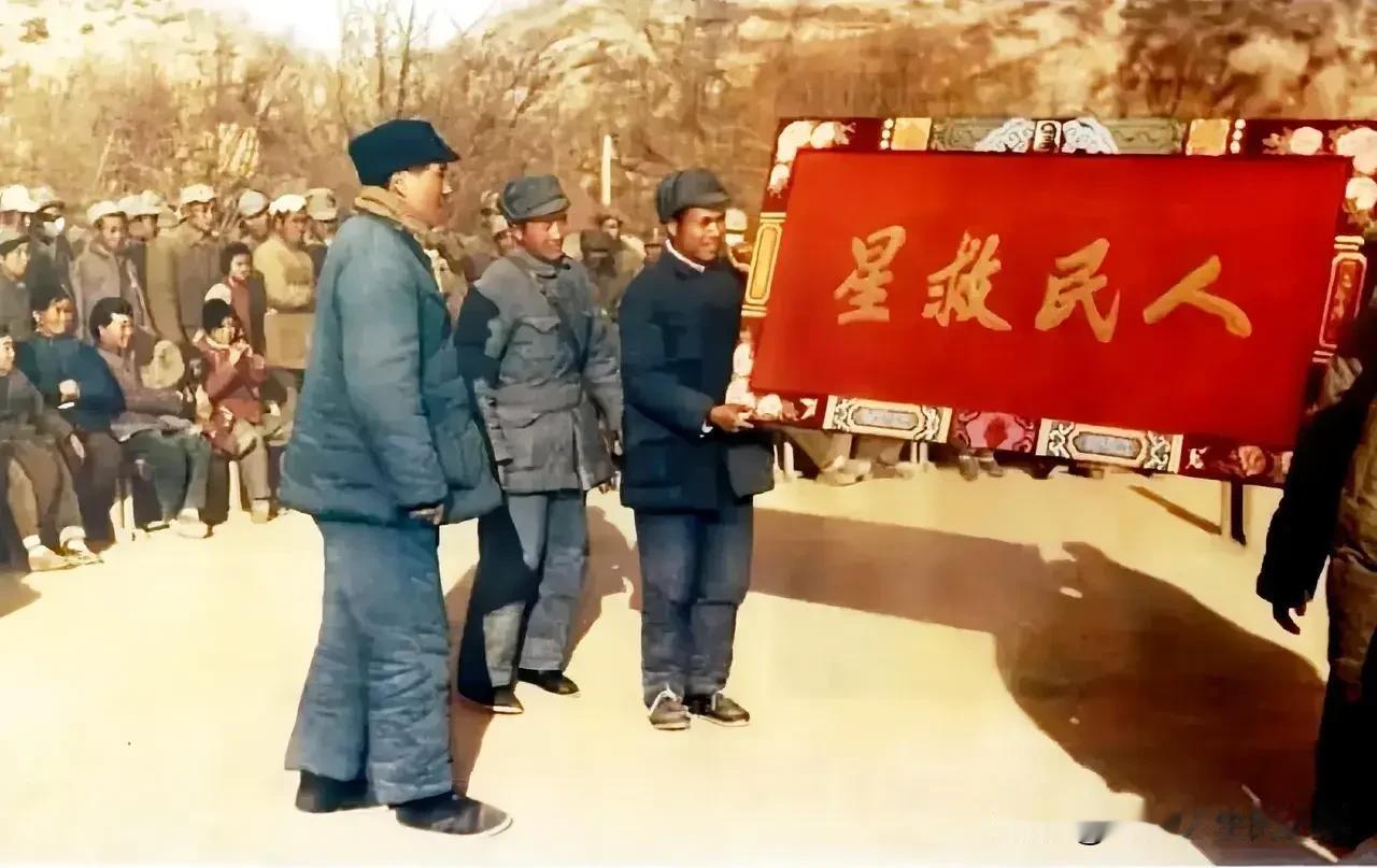 必须坚持毛泽东思想、必须坚持社会主义公有制！走共同富裕道路！伟大领袖毛泽东思想！