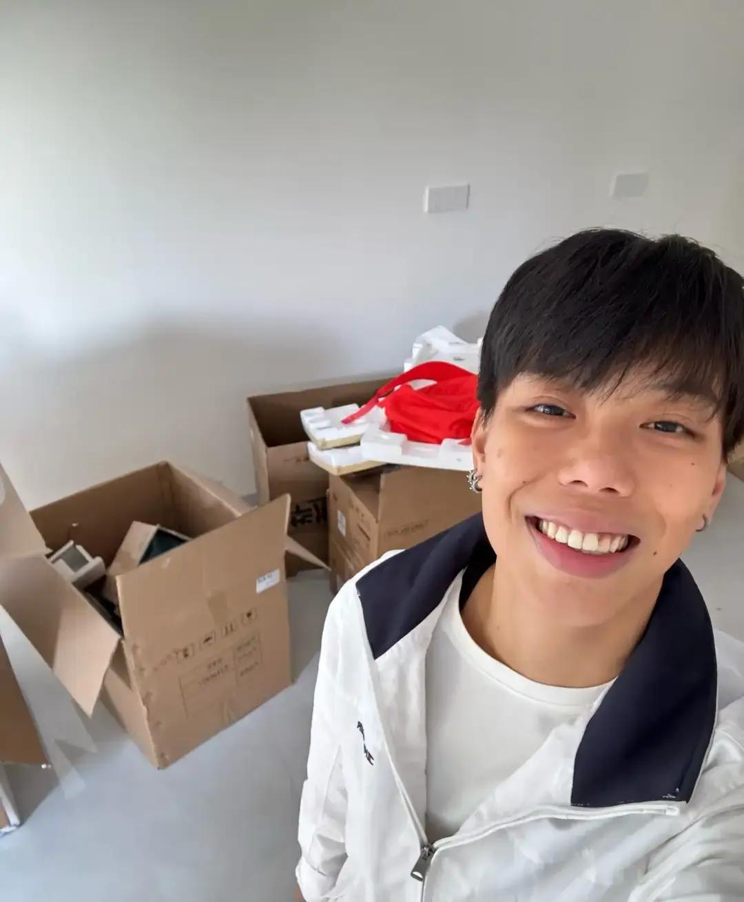 11月25日，刘景扬主动曝光了自己在珠海的新房子，小区环境看着一般般，不是很高端