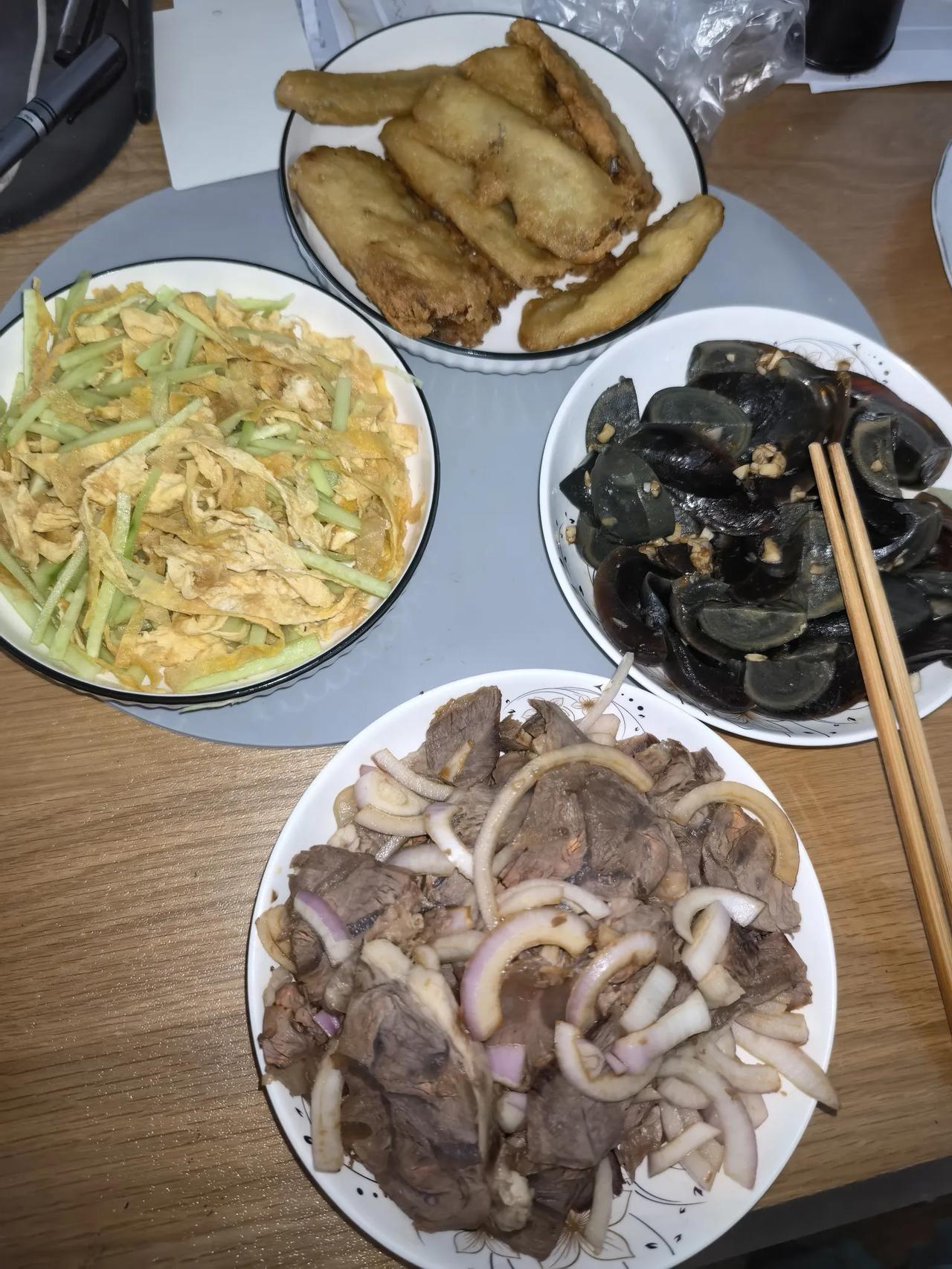 “末伏吃啥有讲究”也不管那么多了，今天有亲戚来，我们就这样吃吧，主食是饺子。