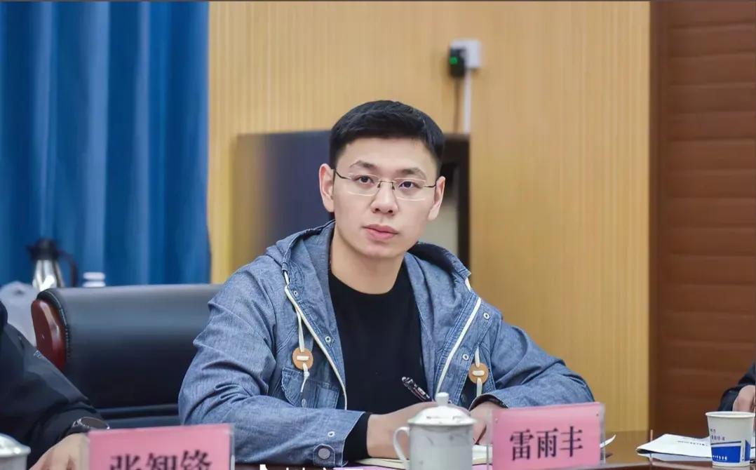 “眼睛男”真容曝光，长相斯文，跟彭处真是郎才女貌，然而他做的事可不斯文，可以说是