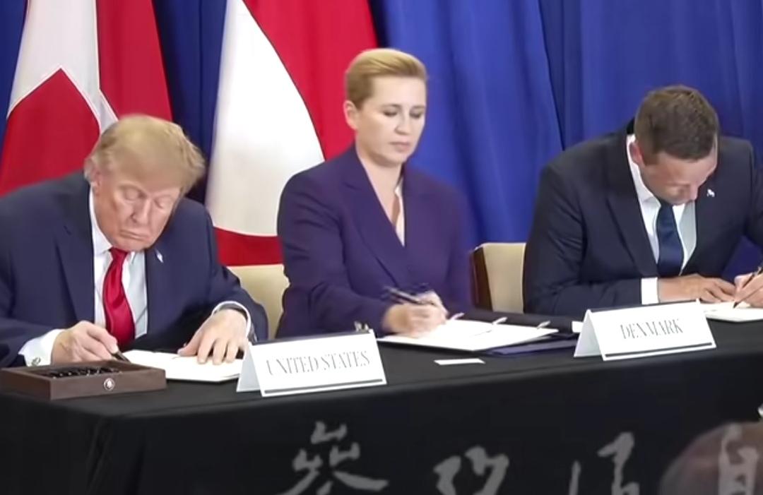 丹麦妥协了，与特朗普签下格陵兰岛相关协议，丹麦女首相满脸无奈，这哪里是签署协议，