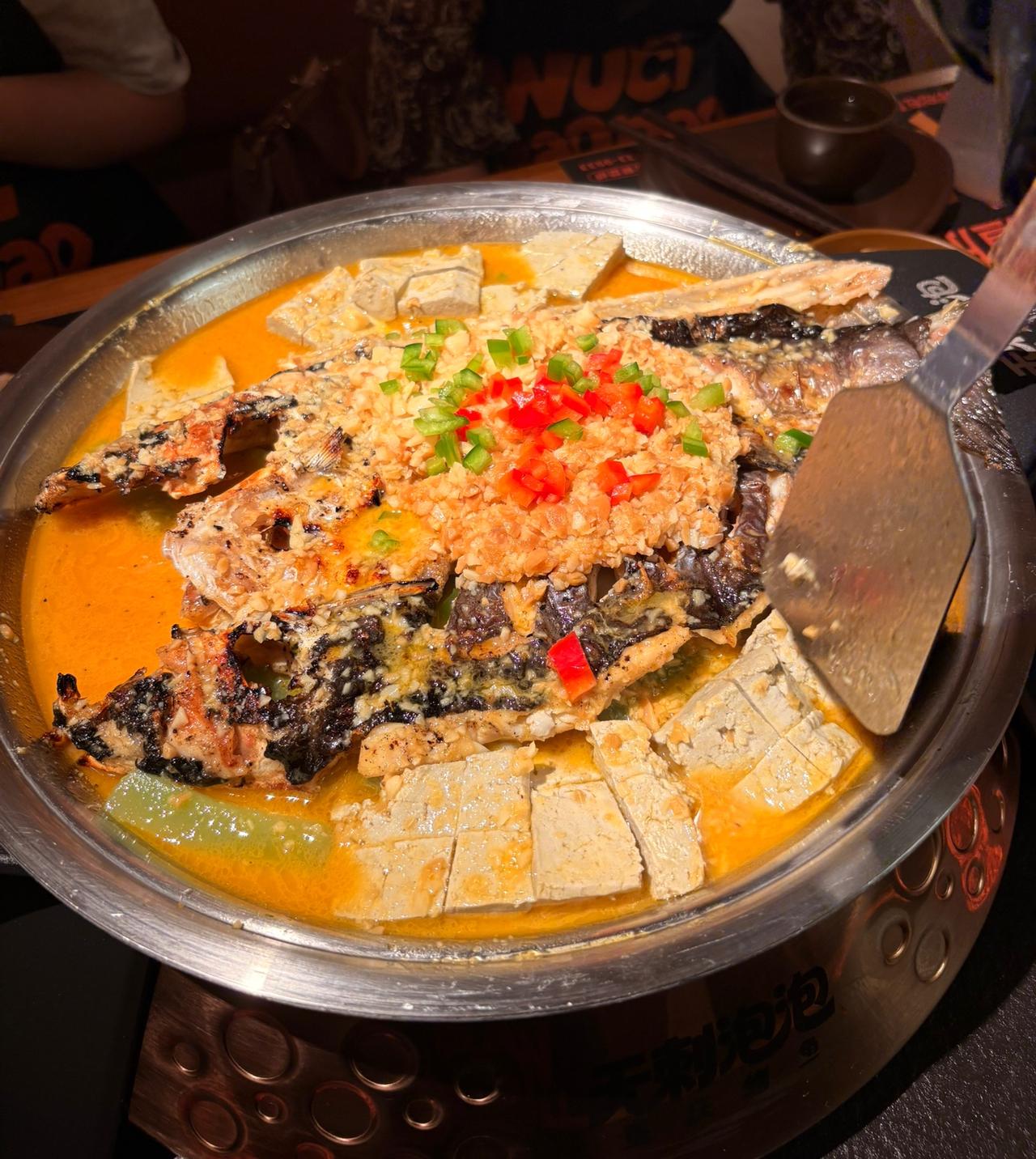 今天去吃了一家新开的烤鱼店，我发现现在很多顾客去吃饭，很少在店里面点，都是在网