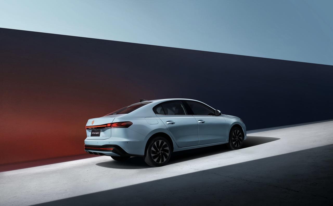 一汽-大众速腾S官图一发布就引起不少关注。它外观延续家族风格，半封闭式前脸和