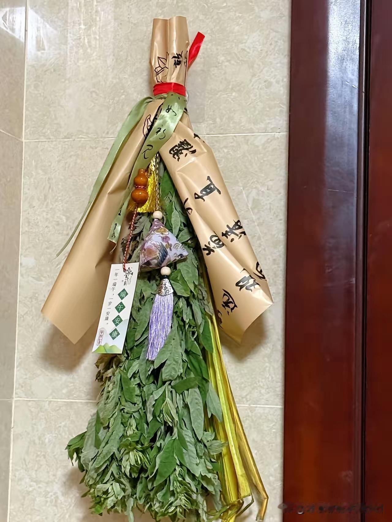 万万没想到，今年端午挂艾草竟成了新风尚，连不少年轻朋友都主动安排上了。往年楼