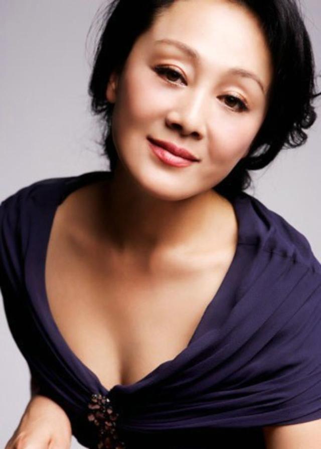 她是一代女神, 怀孕时坚持工作, 导致儿子发育不良天生智力缺陷