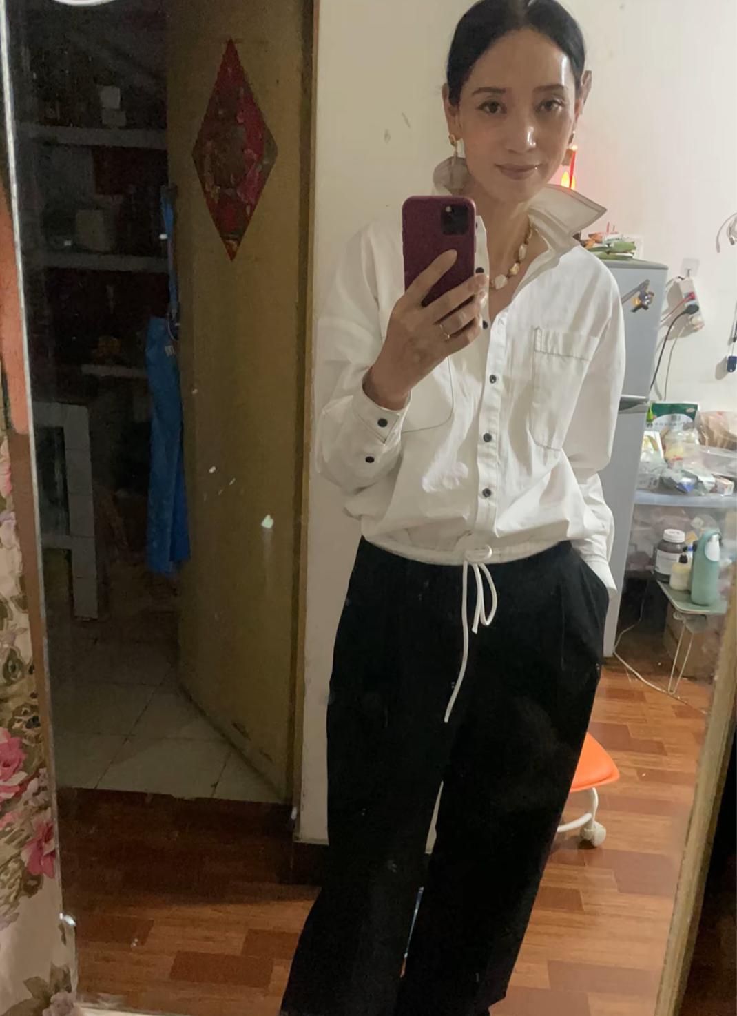 我朋友今年58岁了，年轻时就是出了名的大美女，这是她前几日的图片。你看她快六