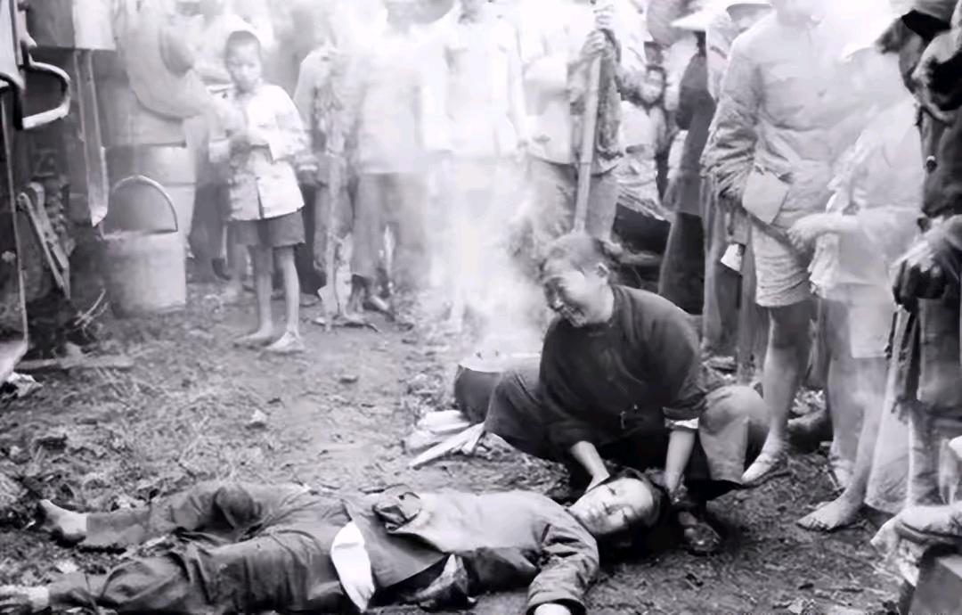 1944年7月，日军抓获一个79岁的老头和34名妇女。日军让他看守妇女，他点头答