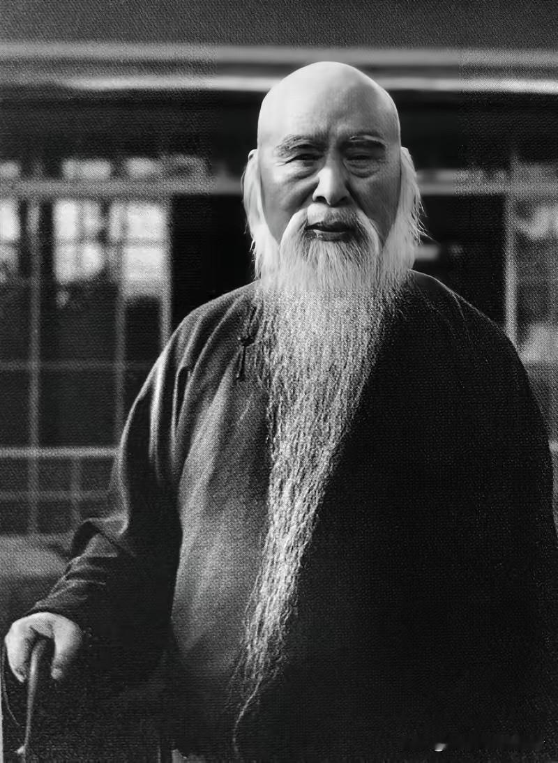 于右任给蒋介石父子写对联这事儿，很多人张嘴就说这老头骨头软。1924年他写“立马
