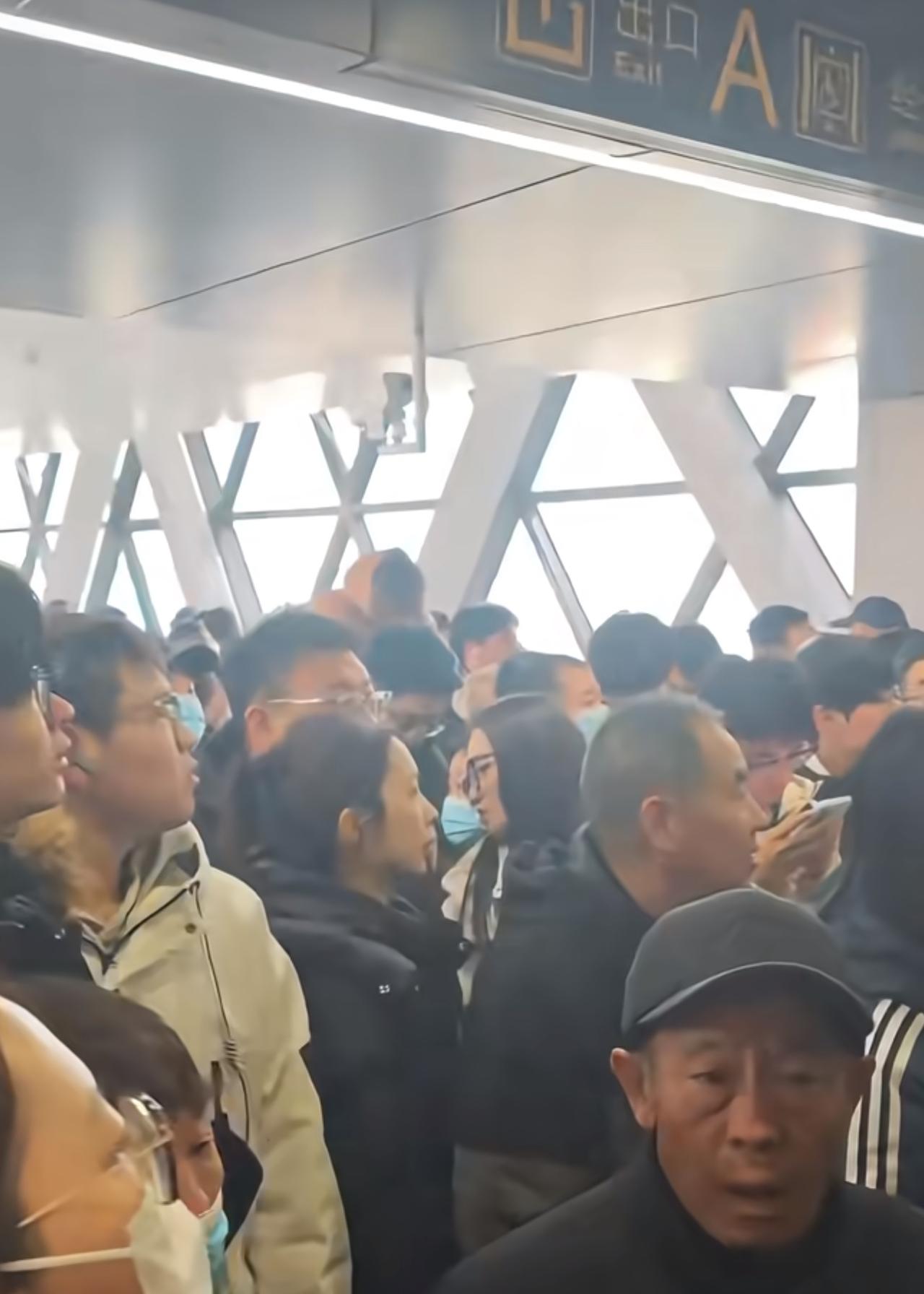 济南地铁8号线第一天开通即是春运高峰！我天，这么多人都在见证这一刻。仔细观察